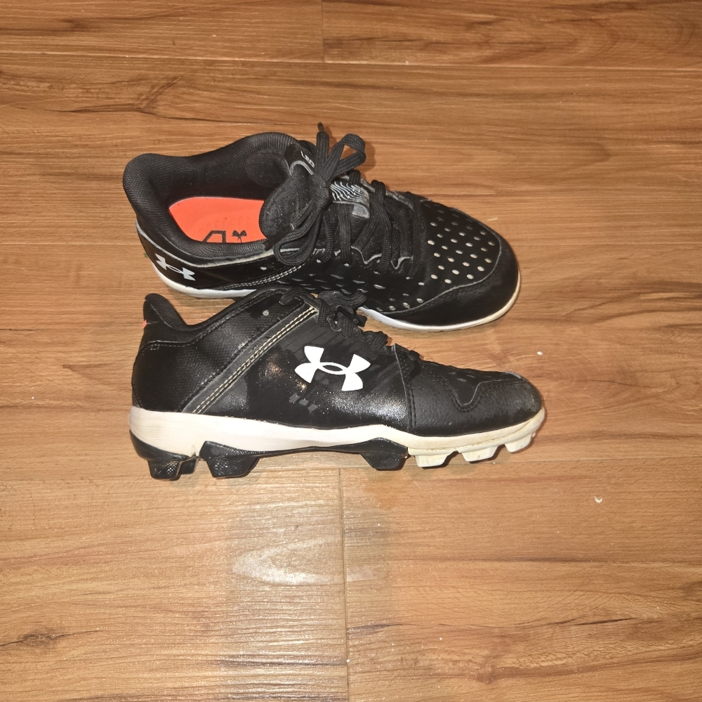 UA Baseball Cletes